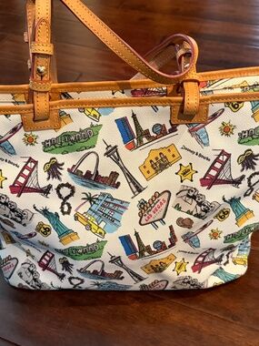 LN Dooney & Bourke Rare USA landmarks tote